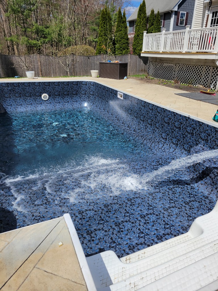 In-ground vinyl liner with a spa spillover